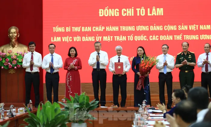 Tổng Bí thư Tô Lâm trao quyết định về chức năng, nhiệm vụ, tổ chức bộ máy Cơ quan Ủy ban T.Ư MTTQ Việt Nam