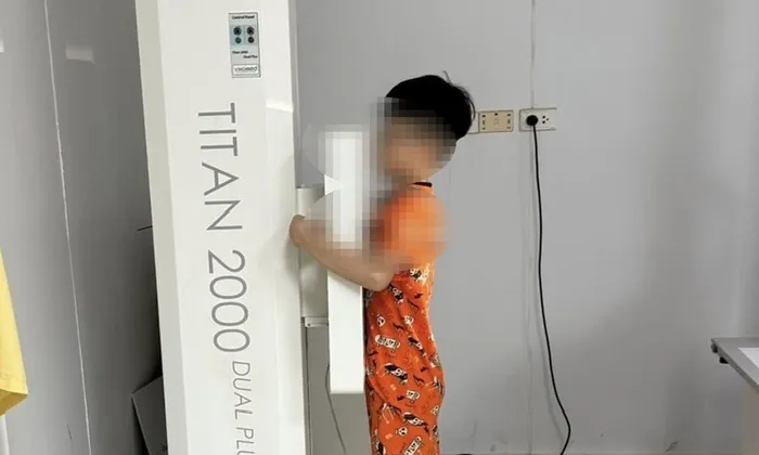 Chị Chử Ngọc Ly cho con trai đi khám sức khỏe sau khi tham gia trại hè tại Làng Háo Hức 