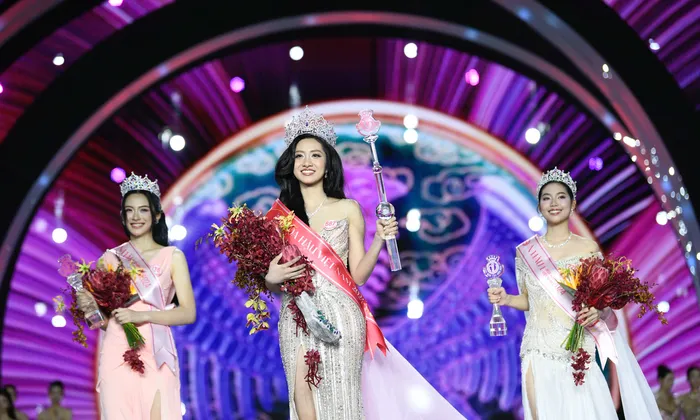 [TRỰC TIẾP] Hoa hậu Hà Trúc Linh, Á hậu Châu Anh và Vân Nhi giao lưu cùng bạn đọc Tiền Phong