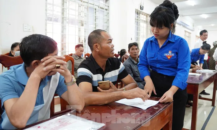 Quà tặng ý nghĩa với công dân đầu tiên hoàn thành thủ tục hành chính ở Đắk Lắk