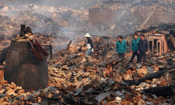 Thảm họa cháy rừng khiến ngôi chùa 1.300 năm bị thiêu rụi, khói đen bao phủ làng cổ 