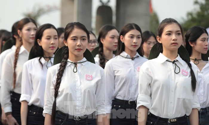 Thí sinh Hoa hậu Việt Nam thăm Nghĩa trang Đường 9: 'Thế hệ trẻ phải sống xứng đáng với sự hy sinh của cha ông'