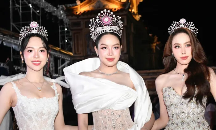 Thanh Thủy cùng bố mẹ trên thảm đỏ chung kết Hoa hậu Việt Nam 2024