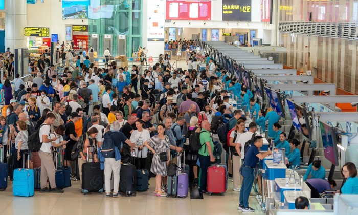 Gần 220.000 người đổ về sân bay Nội Bài, Tân Sơn Nhất hôm nay