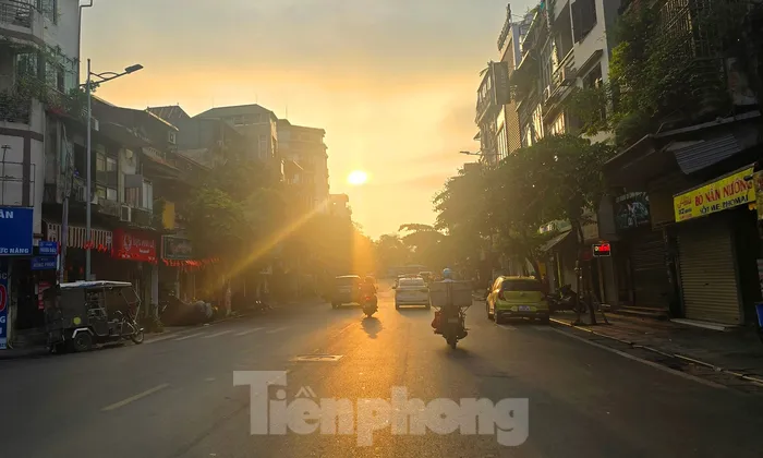 Hà Nội: Nắng gay gắt từ sáng sớm, nhiệt độ ngoài trời vượt 37 độ C