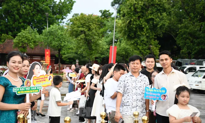 Khán giả xếp hàng dài từ 16h chờ xem chung kết Hoa hậu Việt Nam 2024 