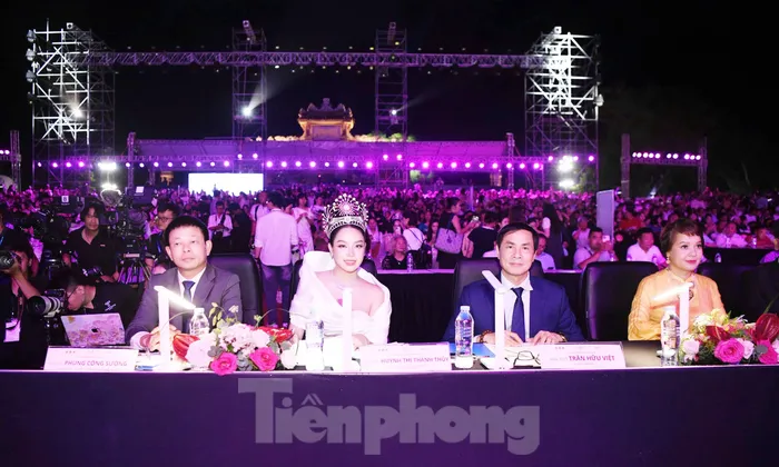 Hơn 6.000 khán giả lấp đầy sân khấu chung kết Hoa hậu Việt Nam 2024 ở Huế
