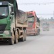 Hàng trăm xe tải hạng nặng đại náo đường quê Hà Tĩnh, người dân bức xúc