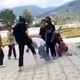 Xôn xao clip nữ sinh bị đánh, nhiều học sinh đứng nhìn và quay phim 
