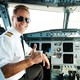Giải mã vì sao phi công phải đeo kính râm khi bay?