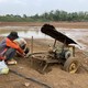 Ao hồ trơ đáy, nông dân Đắk Nông vét từng giọt nước cứu cây