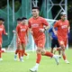 Ông Kim Sang-sik ưu tư nhìn đội tuyển Việt Nam đội nắng 'rèn công' đấu Malaysia 