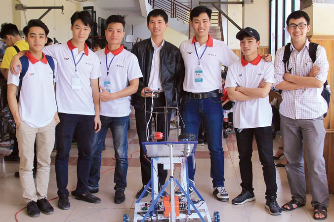 Phạm Lê Việt Anh (thứ 2 từ trái qua) cùng đội BK Galaxy trong 1 cuộc thi Robocon.