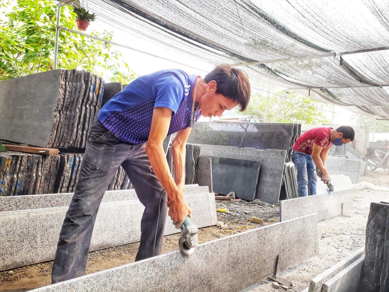 Hộ sản xuất, doanh nghiệp bắt đầu 'ngấm đòn' tăng giá điện - ảnh 1