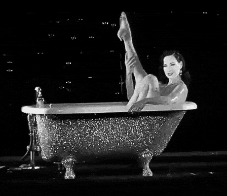 Báo Trung so sánh nơi Lisa diễn thoát y với sex show ở Thái Lan ảnh 3