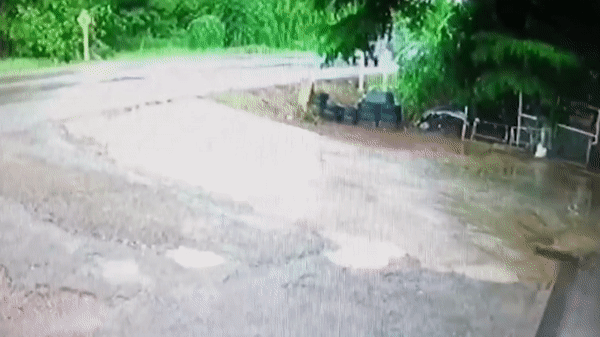 Xe bán tải lộn vòng sau khi mất lái trên đường mưa
