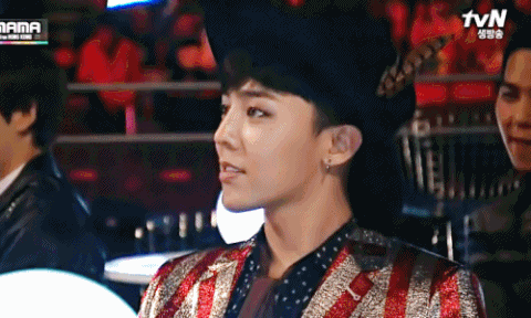 Chuyện thật như đùa K-pop: : Truyền thông Hàn &apos;khẩn thiết&apos; xin G-Dragon nên dùng ô gấp!