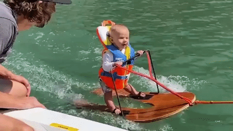 Tranh cãi gay gắt vụ bé trai 6 tháng tuổi trượt nước mạo hiểm 