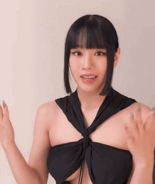 Nữ ca sĩ bị chỉ trích vì thường mặc đồ cắt xẻ táo bạo ảnh 1