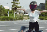 Công an mời nữ người mẫu tạo dáng, thả hai tay khi lái mô tô lên làm việc