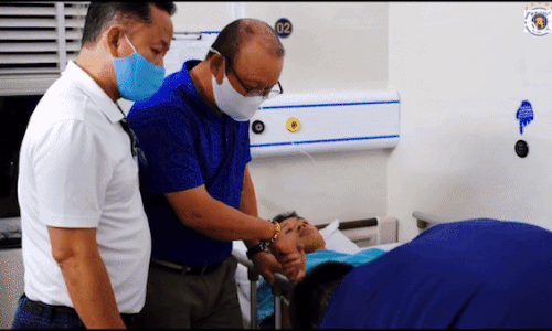 HLV Park Hang Seo nắm chặt tay Hùng Dũng, động viên học trò