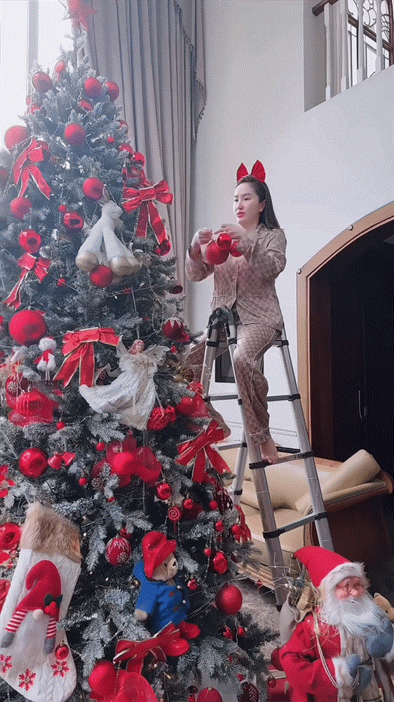 Jun Phạm mang Giáng sinh Bắc Âu vào nhà, vợ chồng Puka trổ tài trang trí cây thông