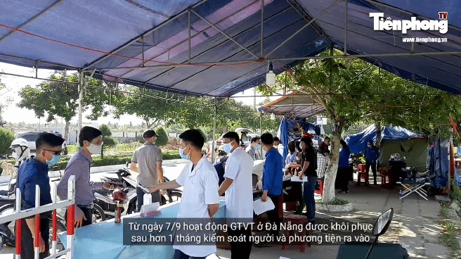 Người dân thoải mái rời Đà Nẵng sau khi đo thân nhiệt và khai báo y tế