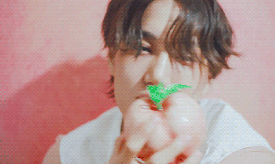 KAI tái xuất cùng vũ đạo &quot;hái đào&quot; trong MV &quot;Peaches&quot; thơ mộng, kỷ niệm 1 năm ra mắt solo