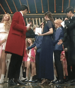 Vì đâu khoảnh khắc này của Yoona (SNSD) và V (BTS) lại được thả tim rần rần? ảnh 4