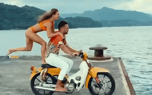 Sao Instagram gây phẫn nộ vì lao xe máy chở người đẹp mặc bikini xuống biển ảnh 1