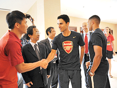 Công Vinh, Tấn Tài không đổi áo với cầu thủ Arsenal