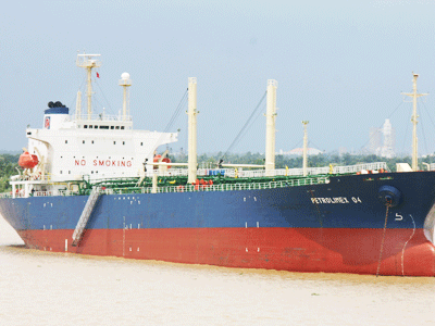 Đưa tàu chở dầu 30.000 tấn sang Singapore bán “ve chai”!