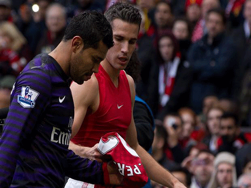 Hậu vệ Arsenal bị 'ném đá' vì xin áo Van Persie