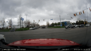 Vượt đèn đỏ, Ford Fiesta đâm trực diện vào xe bán tải