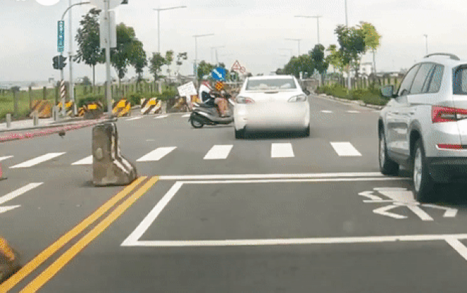 VIDEO: Kinh hoàng cảnh ô tô đâm xe máy, tài xế lộn 3 vòng trên không trung