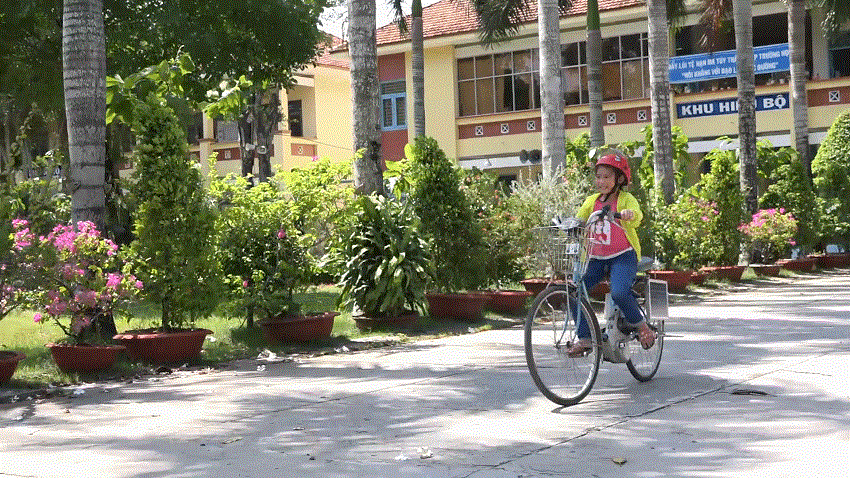 Thầy giáo An Giang chế xe đạp chạy bằng năng lượng mặt trời