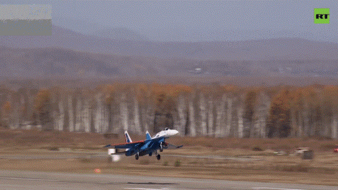 Phi đội bay &apos;Hiệp sĩ Nga&apos; nhận siêu tiềm kích Su-35S