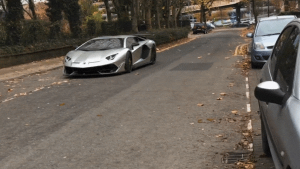Siêu xe Lamborghini đỗ xe theo phong cách drift chỉ mất vài giây