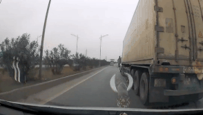 Xe tải đi ngược chiều trên cao tốc Hà Nội - Bắc Giang