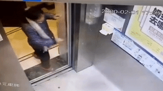 Người phụ nữ trộm khăn giấy ở thang máy chung cư trong mùa dịch bệnh