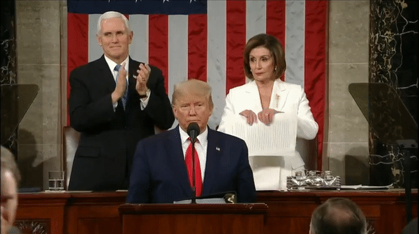 Khoảnh khắc bà Pelosi xé đôi bài phát biểu của ông Trump. (Ảnh chụp từ clip)