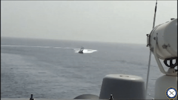 Xuồng cao tốc Iran ‘cà khịa’ chiến hạm Mỹ