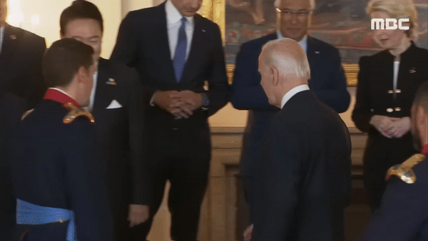 Khoảnh khắc ông Biden vừa bắt tay Tổng thống Hàn Quốc vừa nói chuyện với Tổng thống Bulgaria