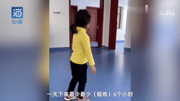 Trung Quốc: Video bé 8 tuổi chạy nhảy sau khi liệt nửa người hút 160 triệu xem trên mạng
