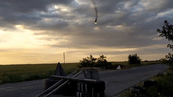 Hình ảnh trong clip mà Ukraine khẳng định là máy bay chiến đấu của Nga bị bắn rơi gần Kherson