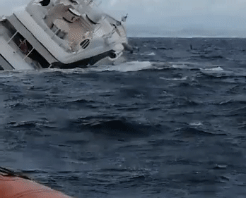 Hình ảnh siêu du thuyền đã chìm một nửa
