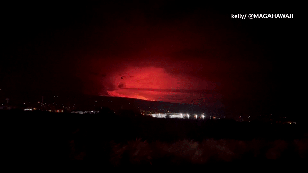 Hình ảnh núi lửa Mauna Loa ở Hawaii phun trào