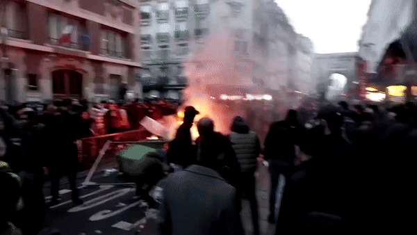 Hình ảnh người biểu tình đốt phá giữa thủ đô Paris của Pháp ngày 23/12