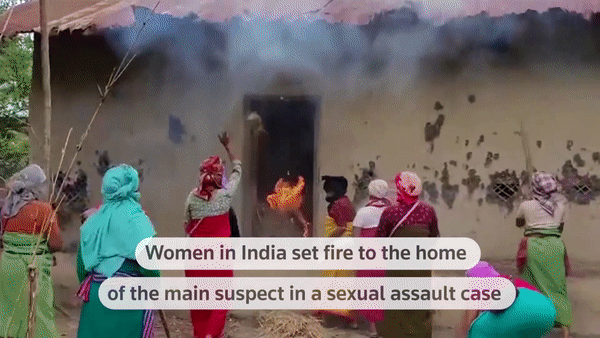 Hình ảnh nhiều phụ nữ đốt và phá nhà của nghi can chính trong vụ kéo 2 cô gái bị lột sạch quần áo trên đường. (Ảnh từ clip)