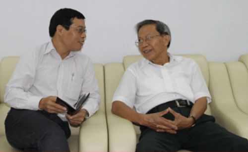 Thiếu tướng Lê Văn Cương (phải) trao đổi với PV Tạp chí TKV.